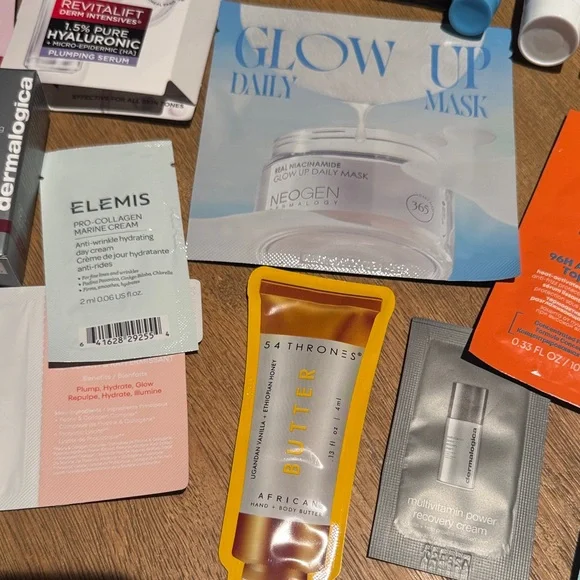 46-Piece Beauty Sample Lot + Pink Tweed Makeup Case | Skincare, Makeup & Hair - Picture 5 of 9